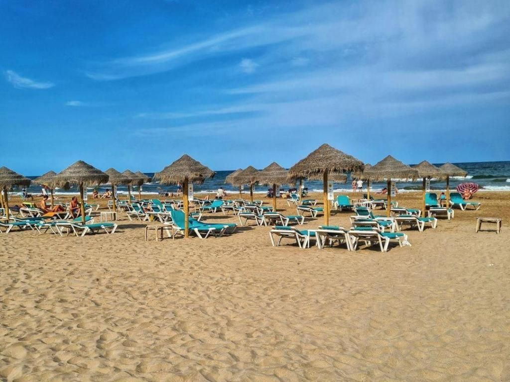 La Playa de la Malvarrosa: Arena fina y aguas cristalinas en Valencia
