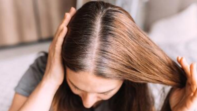 Las razones por las que te salen canas de joven, según un estudio de Harvard