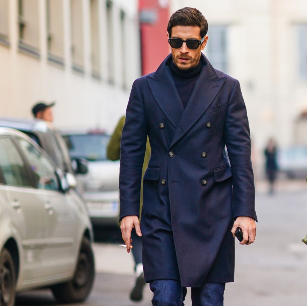 No esperes más: consigue tu abrigo azul marino antes de que desaparezcan