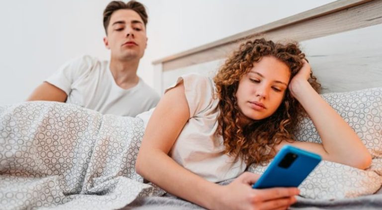 ¿No entiendes por qué tu pareja sigue flirteando con otras personas? Aquí te comentamos las razones