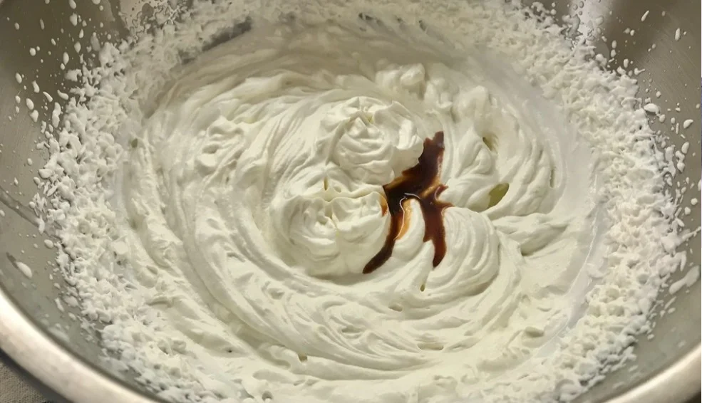 Preparación del relleno de nata y montaje
