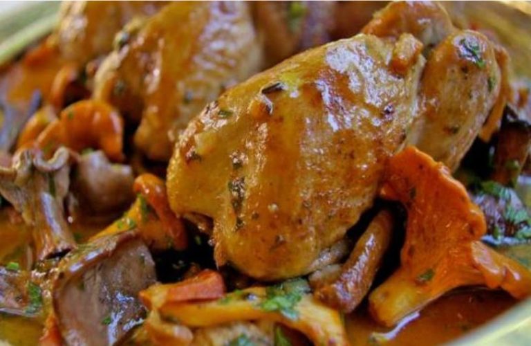 Receta otoñal: guiso sencillo y delicioso de codornices con champiñones