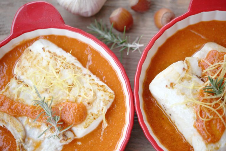 Sabores mediterráneos receta de merluza con salsa romesco y cebolla de verdeo