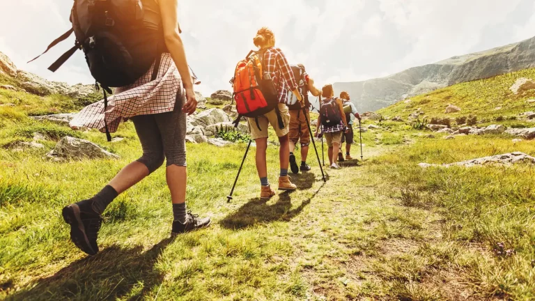 Ruta de senderismo en octubre: 3.500 hectáreas de robledales, pueblo medieval y castillo BIC