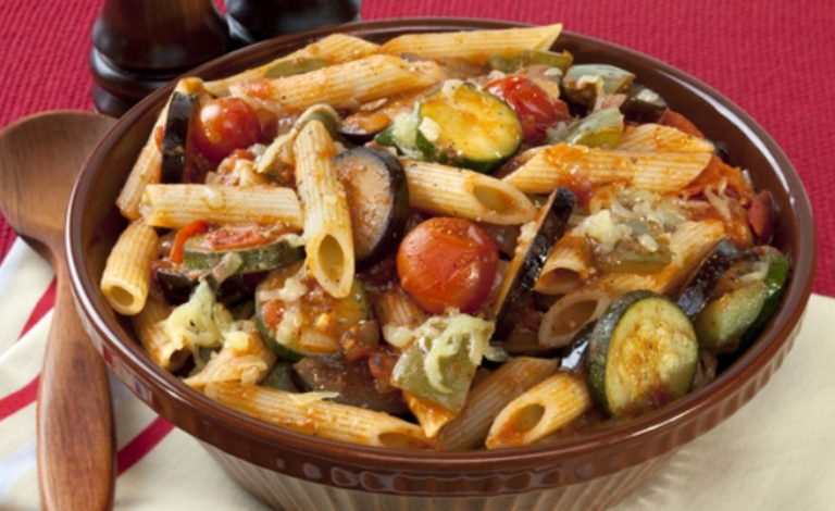 Sin giros cinematográficos: te enseñamos a preparar esta receta de macarrones gratinados con ratatouille