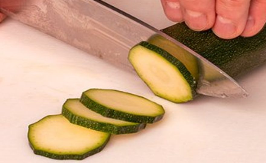 Sin giros cinematográficos te enseñamos a preparar esta receta de macarrones gratinados con ratatouille