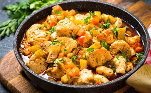 Suculenta receta de guiso de pollo y calabacín