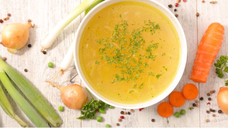 Receta de calabacín salteado con albahaca y nueces: la cena ligera de verano en 25 minutos