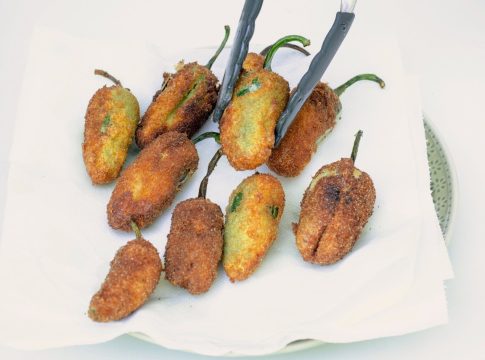 Un aperitivo poco usual pero divertido receta de jalapeños rebozados rellenos de queso