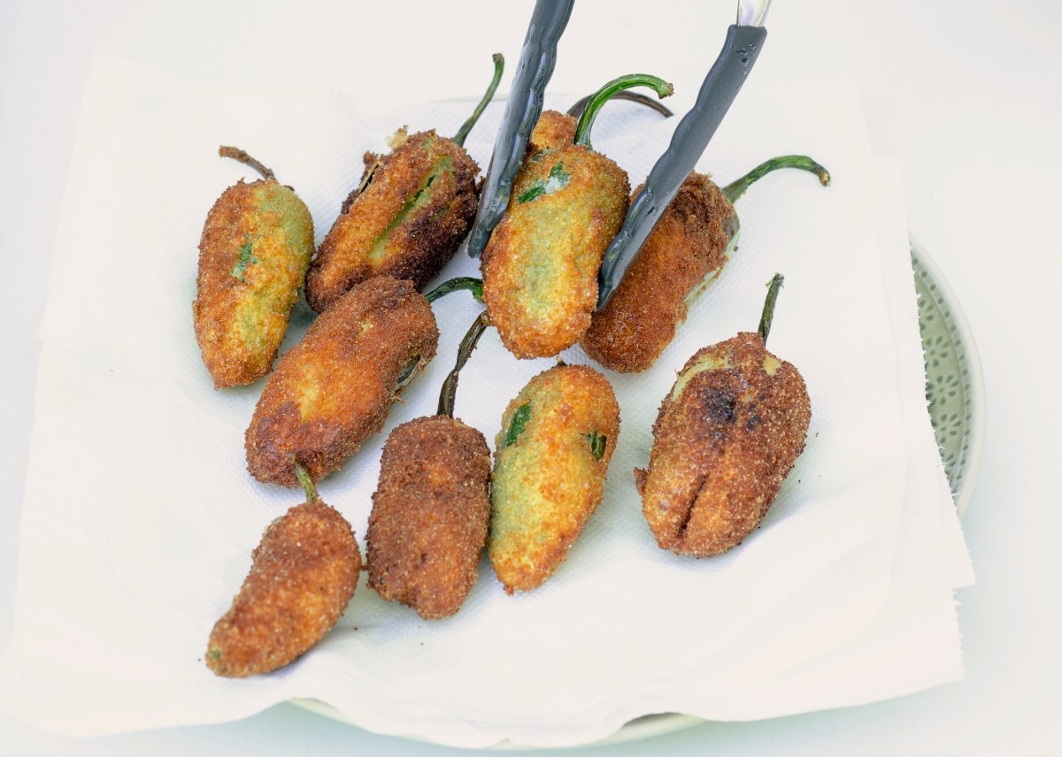 Un aperitivo poco usual pero divertido receta de jalapeños rebozados rellenos de queso