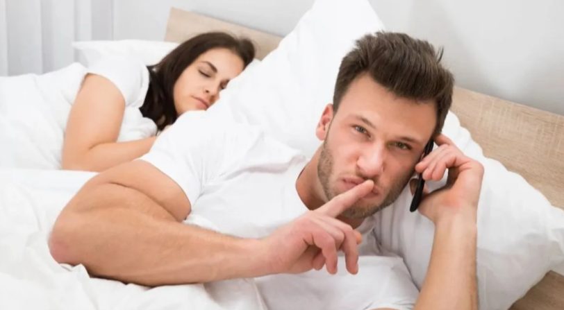 ¿No entiendes por qué tu pareja sigue flirteando con otras personas? Aquí te comentamos las razones
