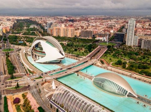 Valencia. Fiestas y alegría en la ciudad de las Fallas Las 5 Mejores Ciudades Españolas para Nómadas Digitales