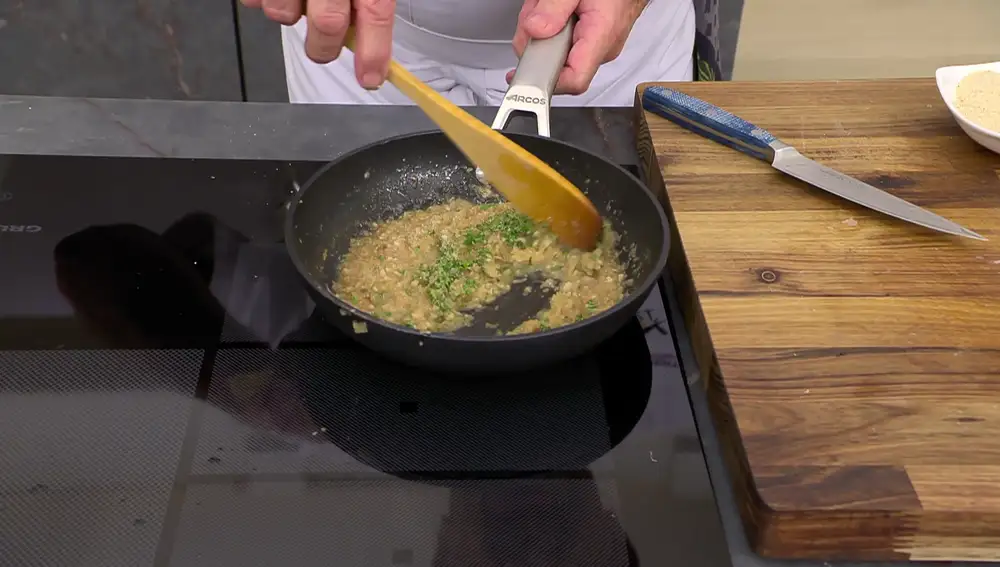 anadiendo pan rallado poco poco 58