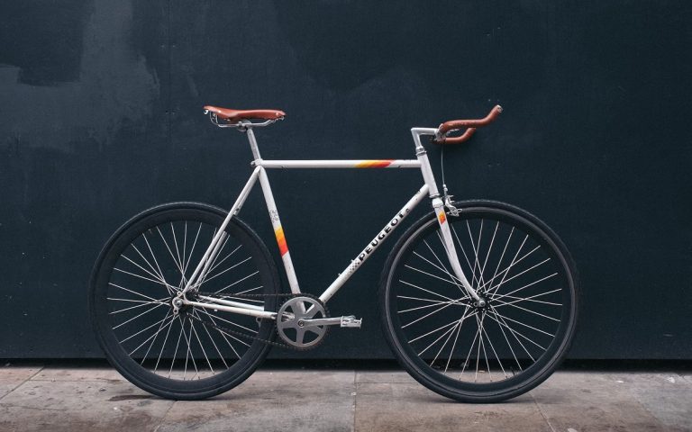 ¿Cuál es la normativa legal para transportar la bicicleta en el coche?