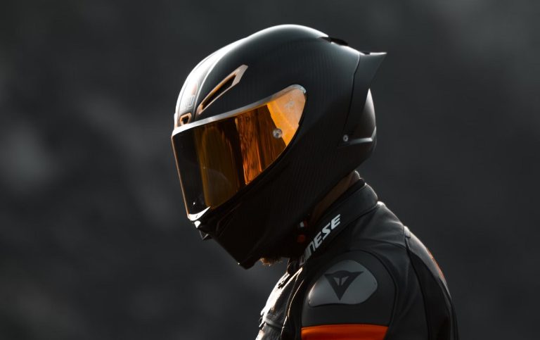 The Urban Rider: un paseo por la excelencia en cascos de moto, destacando el estilo y la seguridad del casco AGV