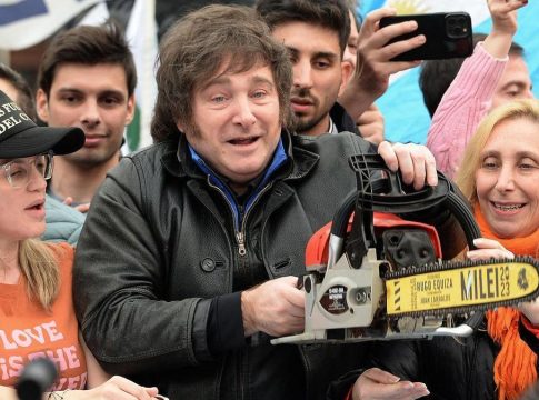 Milei llega a intentar calmar las aguas económicas de una Argentina profundamente polarizada