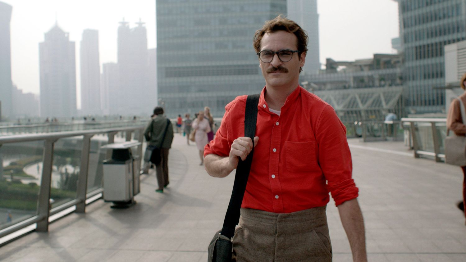 7 películas de Joaquin Phoenix que te recomendamos ver antes del estreno de Napoleón 2 "Her" (2013): Un romance futurista con profundidad emocional