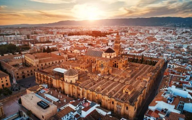 Córdoba: la ciudad que jamás deja de brillar y las maravillas que no puedes perderte 