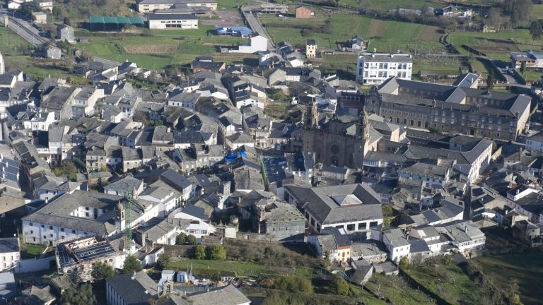 Un tesoro oculto a 1 hora de Lugo: un pintoresco pueblo con calles encantadoras y murales espectaculares