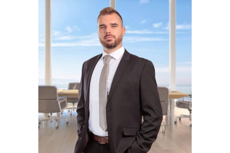 El exclusivo chalet en venta en Los Peñascales, Torrelodones, de la mano de la prestigiosa boutique inmobiliaria Saguar Real Estate, es Villa Atardecer Dorado