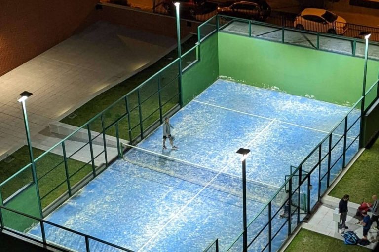 Con los focos ProTour de Óptima LED, iluminación de pistas de pádel en comunidades de vecinos