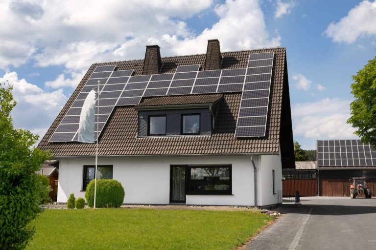 La propuesta de placas solares puede conseguir una factura de luz a 0 € gracias a AhorraentuLuz