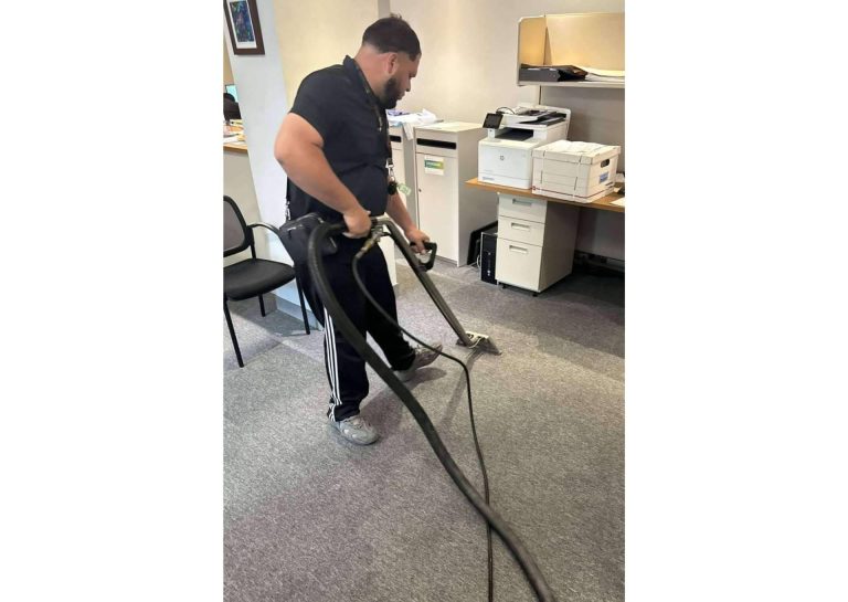 La importancia de limpiar y aspirar las alfombras. ¿Cómo puede ayudar Trinidad Contractor Services en este sentido?