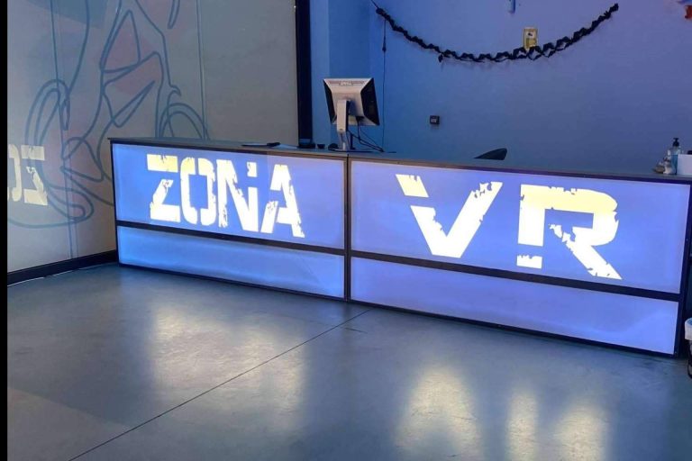 Participar en simuladores de realidad virtual y juegos temáticos Halloween con Zona VR