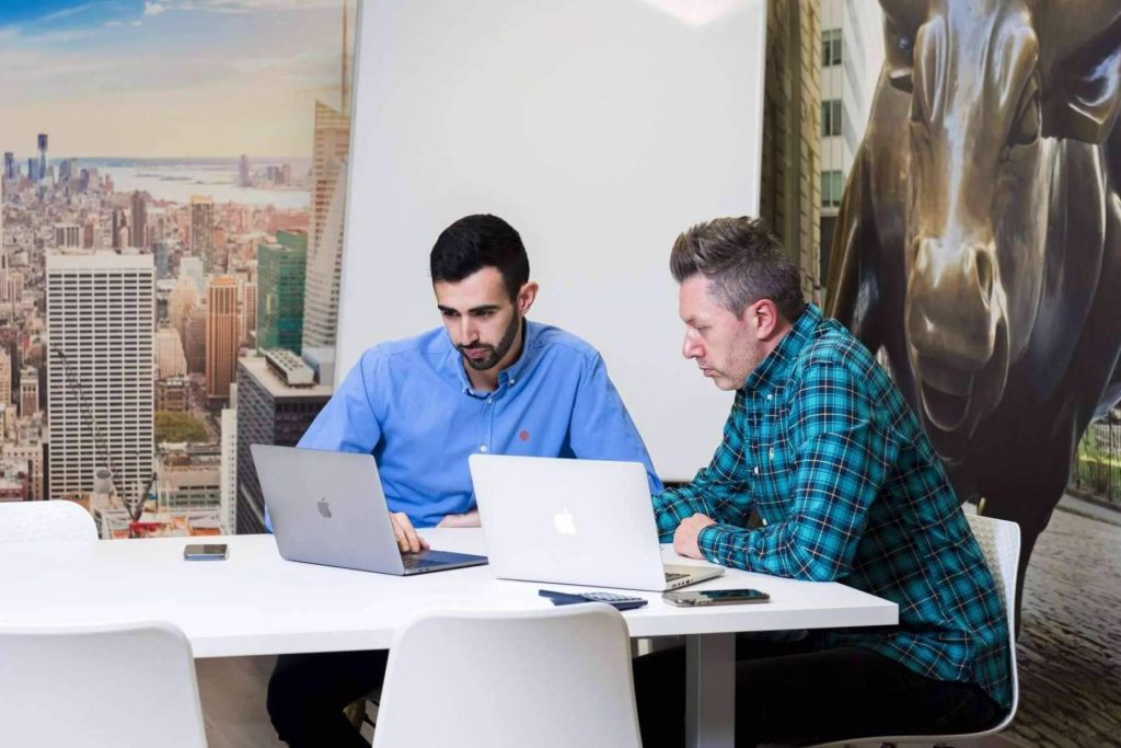 DGT cambia las reglas: adiós a las notificaciones de multas en casa 73 Pasos para registrarse si tienes un negocio o eres autónomo