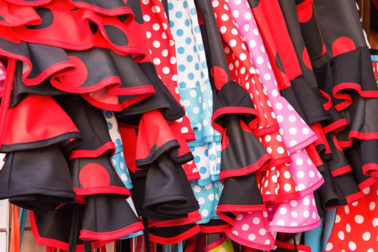 La falda rociera; el atuendo flamenco auténtico que refleja cultura y moda andaluza en Viva La Feria