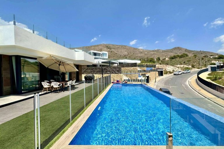 Recomendaciones para encontrar un chalet de lujo en Finestrat, con DinHjelper-RealEstate