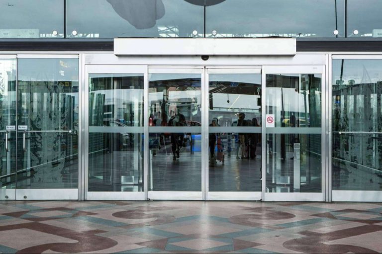 La importancia de la automatización de puertas manuales de comercios, por ASSA ABLOY