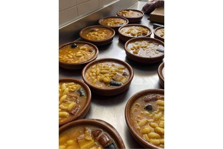 Disfrutar del auténtico 'tapeo' en Tapas Paca, un restaurante asturiano Marbella