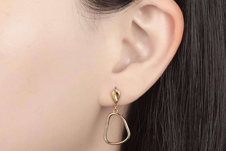 Pendientes de plata, la manera más sencilla de elevar un look este otoño