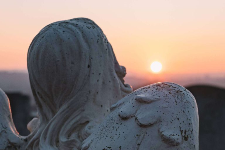 Seguros Academy explica cuánto cuesta un entierro en España