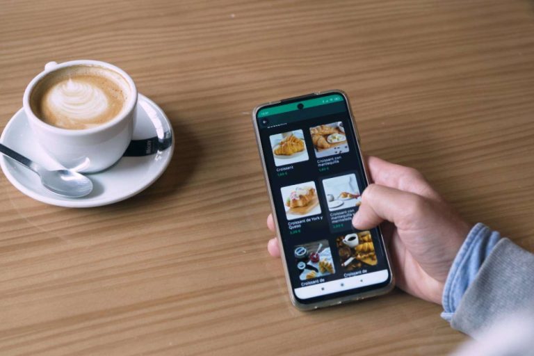 La tecnología como solución a los problemas para encontrar personal de hostelería y la falta de camareros