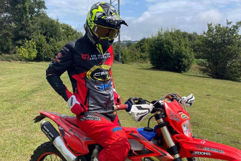 Ropa personalizada motocross y enduro, el kit completo con la tienda especializada ADHESIVOSEMBARRADOS