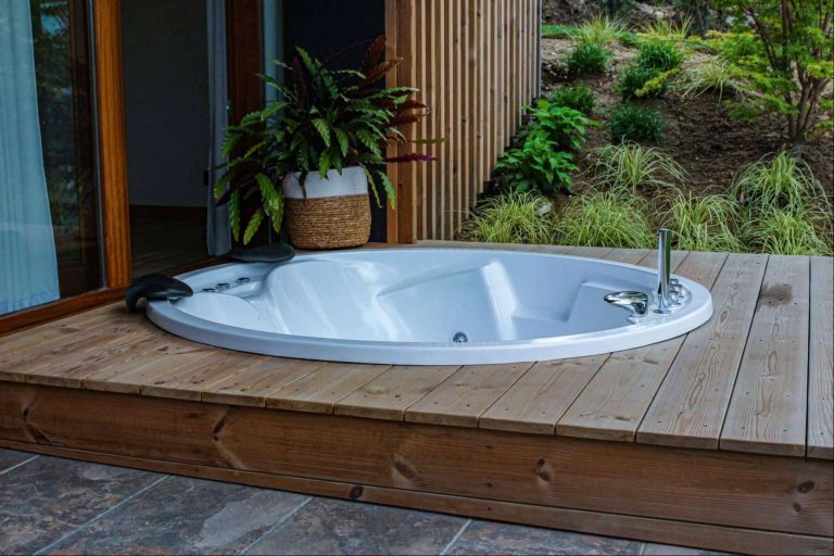Para el relax, diseñar un rincón íntimo con las bañeras redondas de Hidromasajes Eca