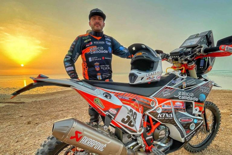 Personalización de adhesivos moto Dakar en la empresa especializada ADHESIVOSEMBARRADOS