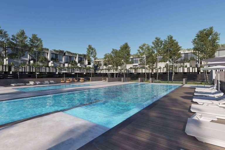 El símbolo del despegue de Julián Camarillo, Residencial Alcazaba