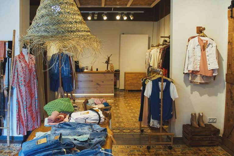 Tienda de ropa online con piezas versátiles y elegantes