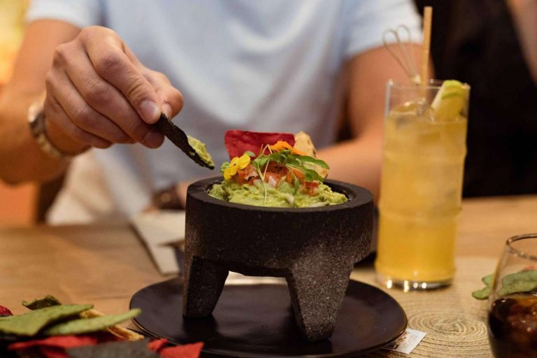 Un restaurante en Madrid que se ha distinguido por su autenticidad y sabor inigualable es Hijo del Maíz