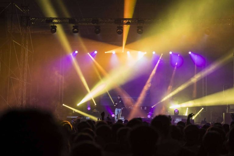 Las ventajas del alquiler de equipos de sonido, iluminación y audiovisuales para conciertos y todo tipo de eventos