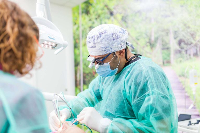 Dental Implantologie cuenta con expertos en odontología estética en Sevilla