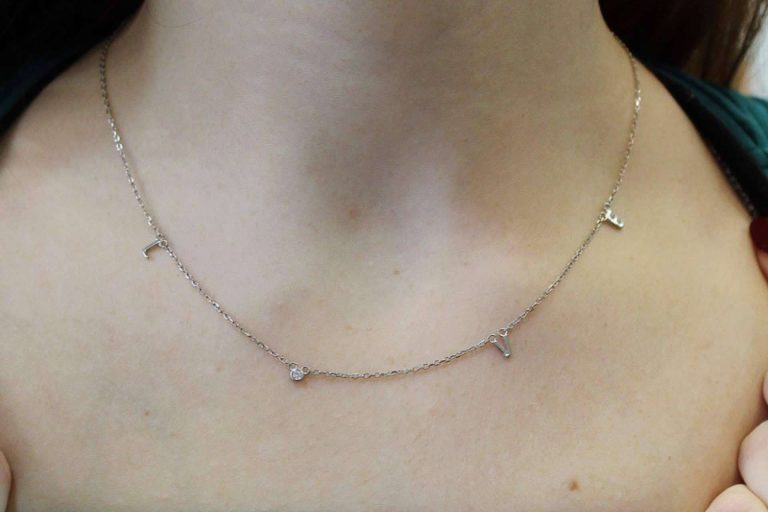 Este invierno, los colgantes de plata son clave para un look con mucho estilo