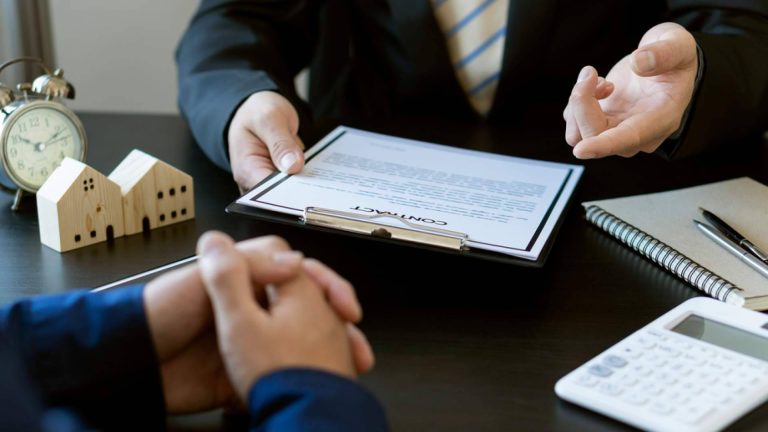 Cómo comprar pisos baratos con los precios en alza