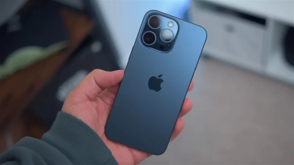 Fans de Apple se lamentan por retraso de novedoso sistema: ¡Será un antes y un después! 1 iphone 15 pro max modelo titanio azul
