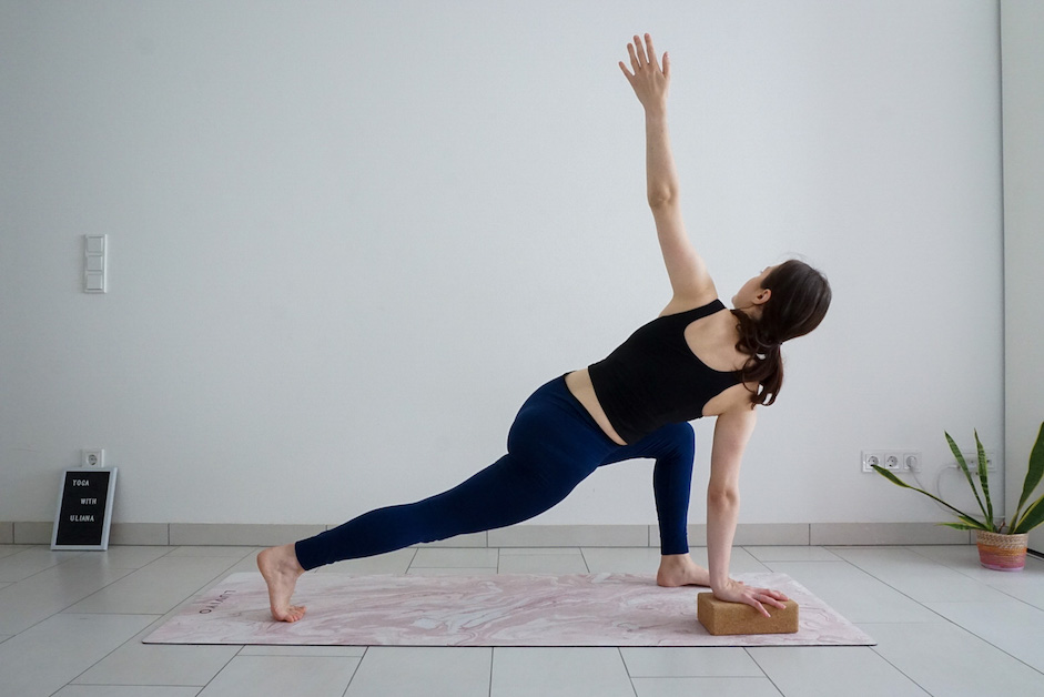 Estos son los 5 ejercicios que debes hacer para tonificar tus brazos sin usar pesas 4 low lunge twist knee on blocks