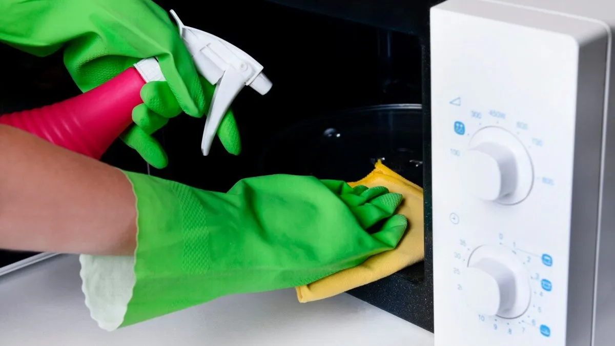 ¡Adiós suciedad! Tu microondas limpio con trucos naturales fáciles 3 Usar brochas pequeñas para mejorar la limpieza