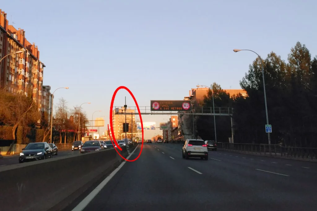 La polémica detrás del radar de tramo que más multa en Madrid 5 Resulta sencillo demostrar el desfase con las fotos adjuntas a la denuncia